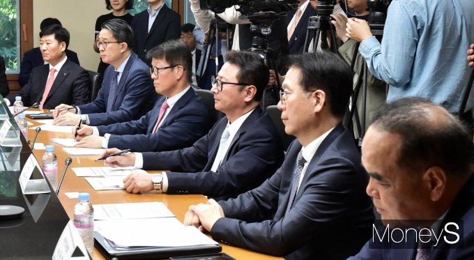[머니S포토] 정부 