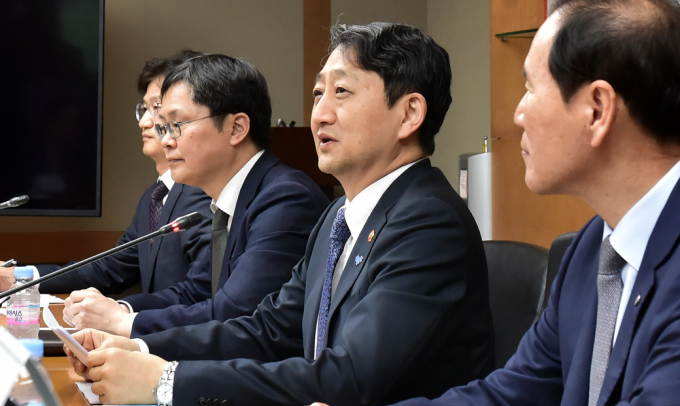 안덕근 산업통상자원부 장관은 3일 무역보험공사 국제회의실에서 '석유시장 점검회의'를 개최해 정유업계, 알뜰주유소 운영사, 석유공사 등과 함께 국내 석유가격 안정화를 위한 방안을 논의했다.