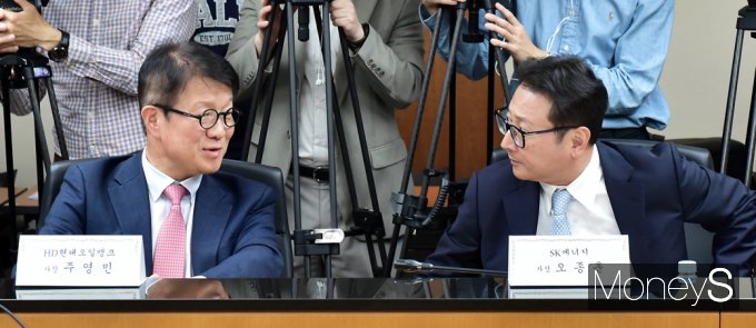 [머니S포토] 의견 나누는 현대오일 주영민 · SK에너지 오종훈 사장
