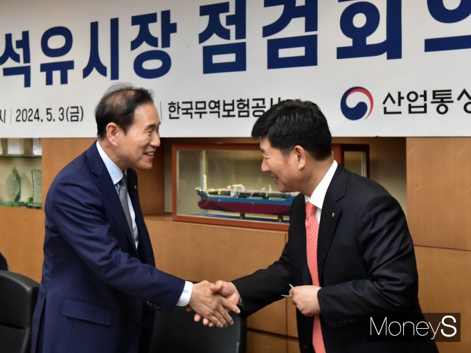 [머니S포토] 석유시장 점검회의, 인사 나누는 김동섭 석유공사 사장