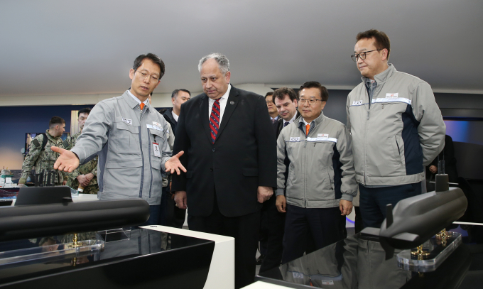 미국 해군성 카를로스 델 토로(Carlos Del Toro) 장관(왼쪽 두번째)이 지난 2월 한화오션을 방문, 권혁웅 한화오션 대표이사(왼쪽 세번째)의 안내를 받아 함정 건조 현장을 둘러보고 있다. /사진=한화오션