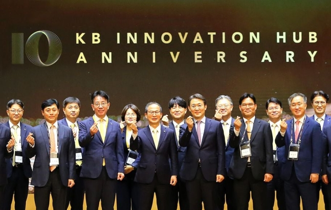권대영 금융위원회 사무처장(앞줄 오른쪽 세 번째부터), 양종희 KB금융그룹 회장, 이재근 KB국민은행 행장 등 참석자들이 30일 서울 영등포구 KB국민은행 본점 신관에서 열린 'KB 이노베이션(Innovation) HUB센터' 10주년 기념행사에서 기념 촬영하고 있다./사진=KB금융 제공