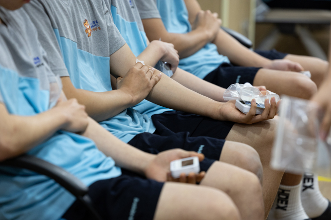 정부가 3일 예술·체육 요원에 대한 병역특례 제도를 재검토하겠다고 밝혔다. 사진은 지난 2월1일 서울 영등포구 서울지방병무청 제1병역판정검사장에서 열린 2024년도 첫 병역판정검사에서 검사 대상자들이 혈액 검사를 마친 뒤 대기하는 모습. /사진=뉴시스