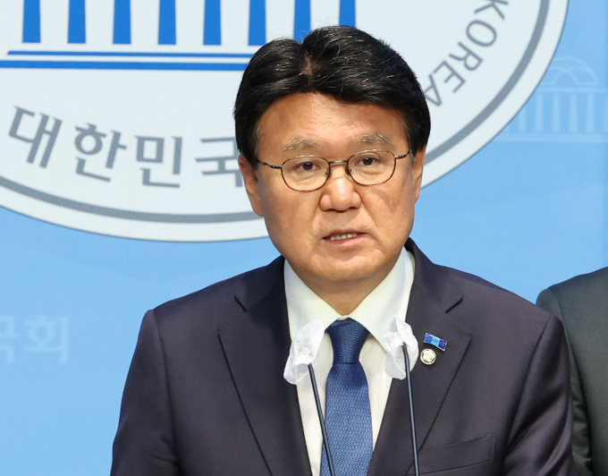 조국혁신당이 더불어민주당 신임 원내대표로 박찬대 민주당 의원(인천 연수갑) 선출에 축하를 보냈다. 사진은 황운하 조국혁신당 원내대표가 지난 1일 서울 여의도 국회 소통관에서 '이태원 참사 특별법'과 '채 상병 특검법', '전세사기 특별법', '민주유공자법' 등 처리 촉구 기자회견을 하는 모습. /사진=뉴스1