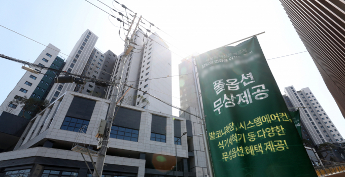 서울 시내의 한 미분양 아파트 분양 사무소 앞에 현수막이 게시돼 있다./사진=뉴스1