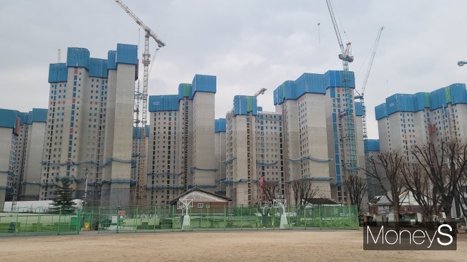 건설업체의 수익성 큰 먹거리였던 정비사업이 경기 불황 여파에 지위가 예전만 못하다는 평가다. 사진은 서울시내 한 재건축 현장. 사진 속 현장은 기사 내용과 관련 없음. /사진=김창성 기자