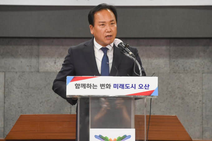 이권재 오산시장이 3일 '오산도시공사 설립을 위한 조례안' 부결과 관련해 입장문을 발표하고 있다. / 사진제공=오산시