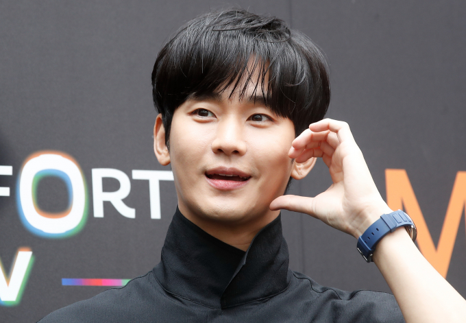 tvN 드라마 '눈물의 여왕'으로 다시 전성기를 맞이한 김수현이 광고 모델 브랜드평판 1위를 기록했다. 사진은 지난달 25일 서울 성수동 비컨 스튜디오에서 진행된 스위스 워치 브랜드 ‘미도’ 포토 행사에 참석한 배우 김수현. /사진=뉴스1
