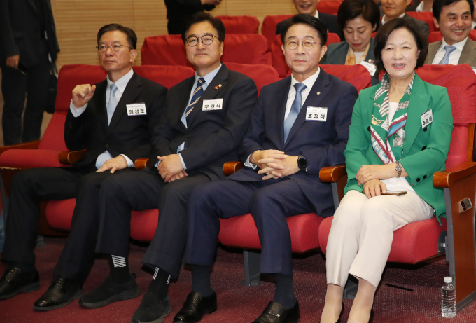 더불어민주당이 제22대 전반기 국회의장 후보를 오는 16일에 선출한다. 사진은 3일 서울 여의도 국회 의원회관에서 열린 '제22대 국회 더불어민주당 제1기 원내대표 선출 당선자 총회'에서 제22대 국회의장 후보인 (오른쪽부터) 추미애 전 법무부 장관, 조정식·우원식·정성호 의원이 참석한 모습. /사진=뉴스1 