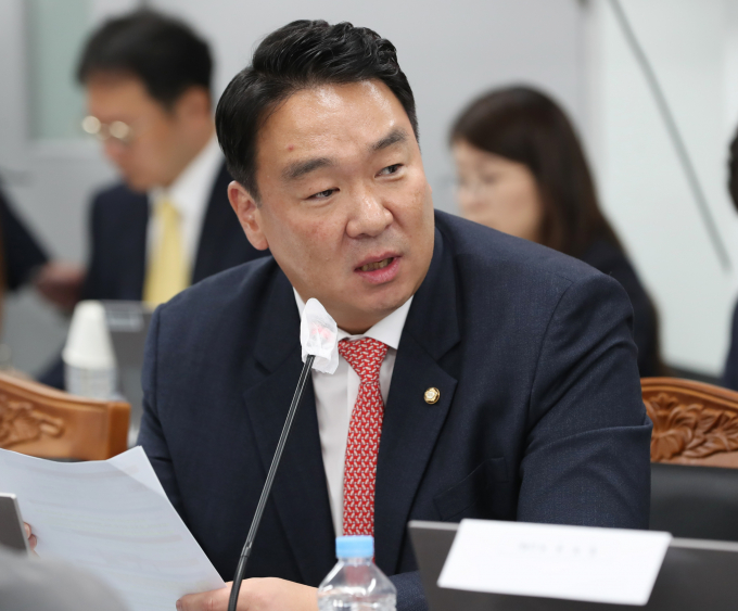 정희용 국민의힘 수석대변인이 3일 박찬대 더불어민주당 원내대표의 '법제사법위원회와 운영위원회를 민주당 몫으로 확보하겠다'는 발언을 비판했다. 사진은 정 수석대변인이 지난해 10월20일 부산 영도구 한국해양과학기술원에서 열린 국회 농림축산식품해양수산위원회의 해양경찰청, 해양환경공단, 수산업협동조합중앙회(수협), 부산항만공사 등에 대한 국정감사에서 질의하는 모습. /사진=뉴스1