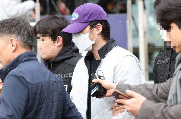 마약 투약 혐의 등으로 기소된 야구선수 출신 오재원이 마약 수수 혐의로 추가 기소됐다. 사진은 지난 3월29일 오전 서울강남경찰서에서 서울중앙지검으로 송치되는 오재원. /사진=뉴스1