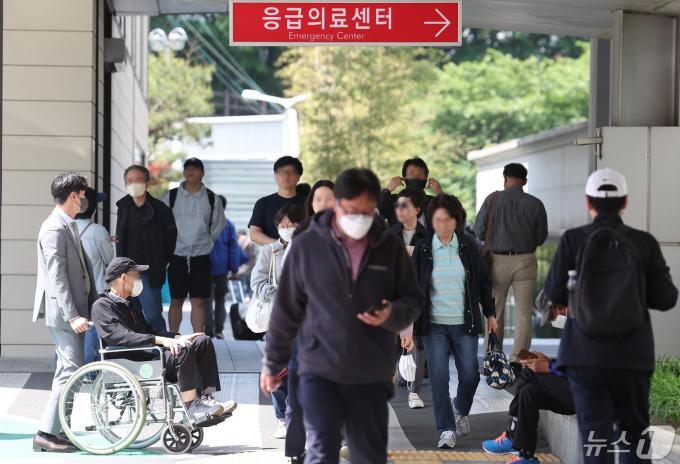 3일 서울 시내 대형병원에서 환자와 내원객들이 이동하고 있다. 이날부터 서울아산병원과 서울성모병원은 의대 증원 중단을 촉구하며 주 1회 외래 진료와 수술을 멈추는 휴진(응급·중증환자 진료 제외)에 돌입했다. 2024.5.3/뉴스1 ⓒ News1 김민지 기자