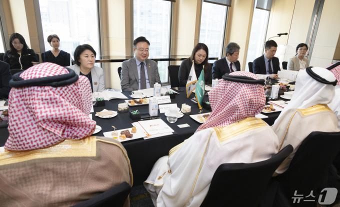 [사진] 면담하는 조규홍 장관과 사우디 교육부 장관