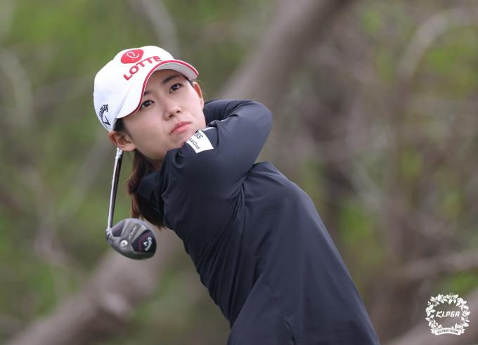 황유민(21·롯데)이 KLPGA투어 교촌 1991 레이디스 오픈 1라운드에서 단독선두에 나섰다. (KLPGA 제공)