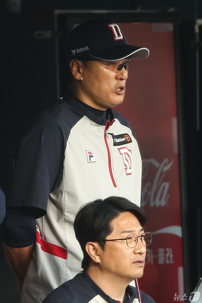 [사진] 경기 지켜보는 두산 이승엽 감독