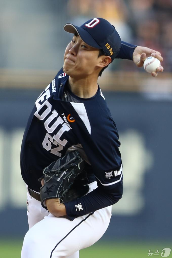 [사진] 역투하는 두산 선발 김유성