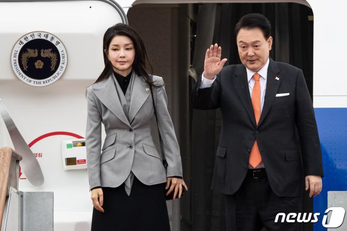 윤석열 대통령과 김건희 여사가 11일 경기 성남시 서울공항에서 공군1호기에 올라 인사하고 있다. 2023.12.11/뉴스1 ⓒ News1 유승관 기자