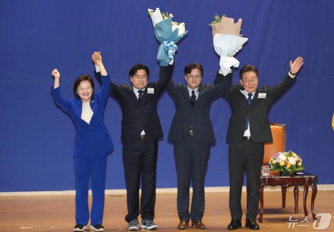 박찬대 신임 원내대표가 3일 오전 서울 여의도 국회 의원회관에서 열린 '제22대 국회 더불어민주당 제1기 원내대표 선출 당선자 총회'에서 꽃다발을 들고 기념촬영을 하고 있다. 왼쪽부터 진선미 민주당 선거관리위원장, 박 신임 원내대표, 홍익표 전 원내대표, 이재명 대표. 2024.5.3/뉴스1 ⓒ News1 임세영 기자
