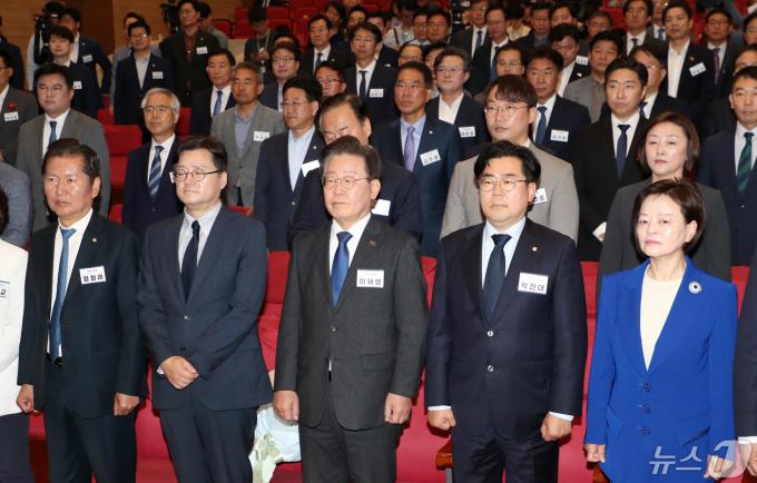 이재명 더불어민주당 대표와 박찬대 신임원내대표를 비롯한 제22대 국회의원 당선인들이 3일 국회 의원회관에서 열린 당선인 총회에서 채상병 특검법 즉각 수용 촉구 결의문을 채택 하고 있다. (공동취재) 2024.5.3/뉴스1 ⓒ News1 임세영 기자