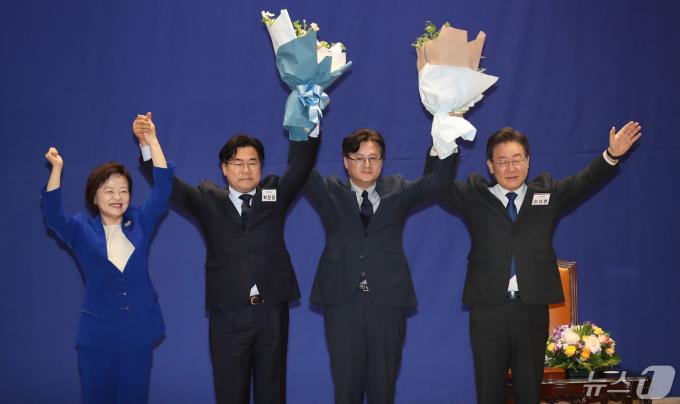 박찬대 신임 원내대표가 3일 오전 서울 여의도 국회 의원회관에서 열린 '제22대 국회 더불어민주당 제1기 원내대표 선출 당선자 총회'에서 꽃다발을 들고 기념촬영을 하고 있다. 왼쪽부터 진선미 민주당 선거관리위원장, 박 신임 원내대표, 홍익표 전 원내대표, 이재명 대표. 2024.5.3/뉴스1 ⓒ News1 임세영 기자