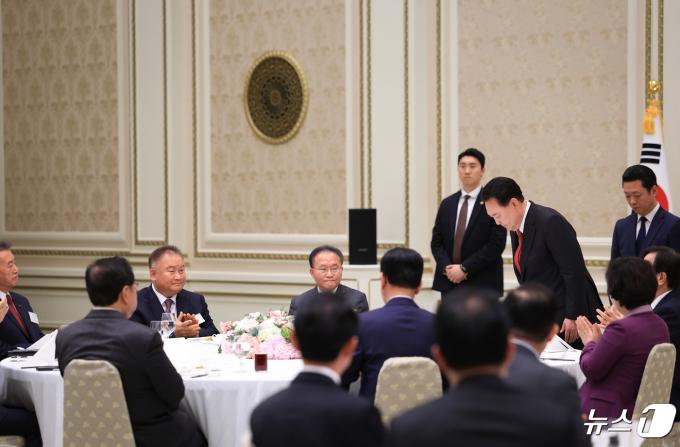 윤석열 대통령이 24일 청와대 영빈관에서 열린 국민의힘 국회의원 격려 오찬에서 참석자들에게 인사하고 있다. (대통령실 제공) 2024.4.24/뉴스1 ⓒ News1 오대일 기자