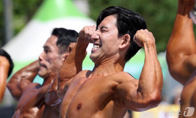 3일 오전 서울 여의도공원 문화의마당에서 열린 몸짱소방관 선발대회에 출전한 소방관들이 근육을 뽐내고 있다. 2024.5.3/뉴스1 ⓒ News1 박지혜 기자