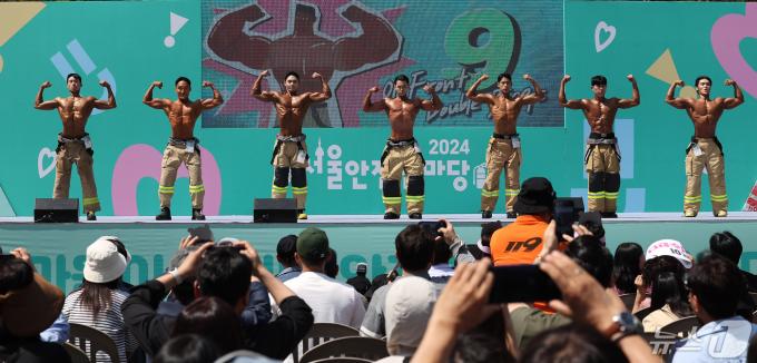 3일 오전 서울 여의도공원 문화의마당에서 열린 몸짱소방관 선발대회에 출전한 소방관들이 근육을 뽐내고 있다. 2024.5.3/뉴스1 ⓒ News1 박지혜 기자