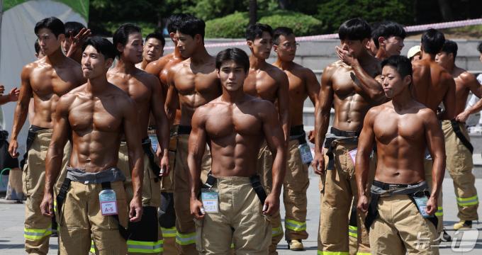 3일 오전 서울 여의도공원 문화의마당에서 열린 몸짱소방관 선발대회에 출전한 소방관들이 근육을 뽐내기 전 준비하고 있다. 2024.5.3/뉴스1 ⓒ News1 박지혜 기자