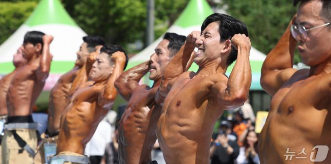 3일 서울 여의도공원 문화의마당에서 열린 몸짱소방관 선발대회에 출전한 소방관들이 근육을 뽐내고 있다. 2024.5.3/뉴스1 ⓒ News1 박지혜 기자