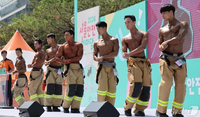 3일 오전 서울 여의도공원 문화의마당에서 열린 몸짱소방관 선발대회에 출전한 소방관들이 근육을 뽐내고 있다. 2024.5.3/뉴스1 ⓒ News1 박지혜 기자