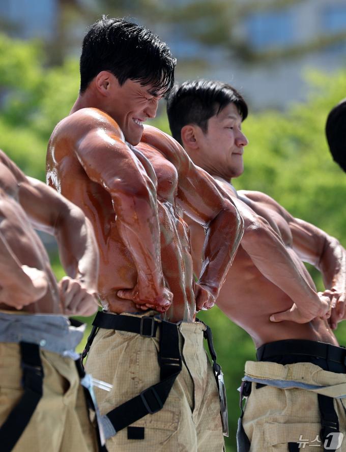 3일 오전 서울 여의도공원 문화의마당에서 열린 몸짱소방관 선발대회에 출전한 소방관들이 근육을 뽐내고 있다. 2024.5.3/뉴스1 ⓒ News1 박지혜 기자