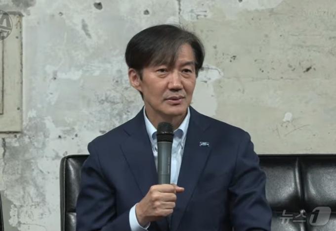 조국 조국혁신당 대표가 3일 밤 유튜브 채널 '김어준의 다스뵈이다'에서 한동훈 전 국민의힘 비대위원장의 전당대회 출마 전망과 관련해 이야기하고 있다. (유튜브 갈무리) ⓒ 뉴스1