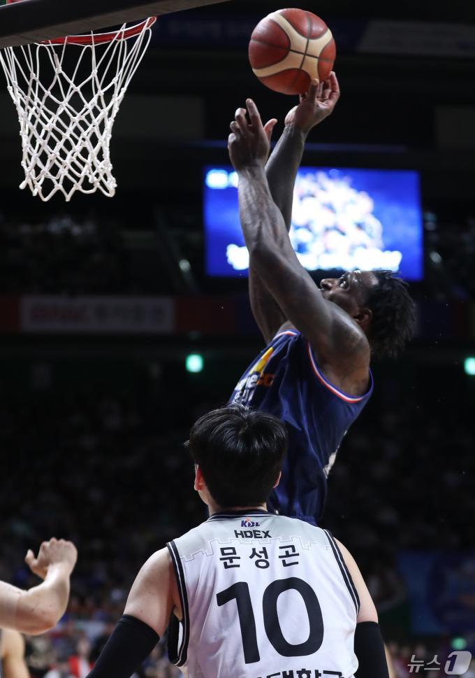 3일 오후 부산 사직실내체육관에서 열린 '2023-2024 정관장 프로농구' 챔피언 결정전 4차전 부산 KCC 이지스와 수원 KT 소닉붐의 경기에서 KCC 라건아가 골밑슛을 하고 있다. 2024.5.3/뉴스1 ⓒ News1 윤일지 기자