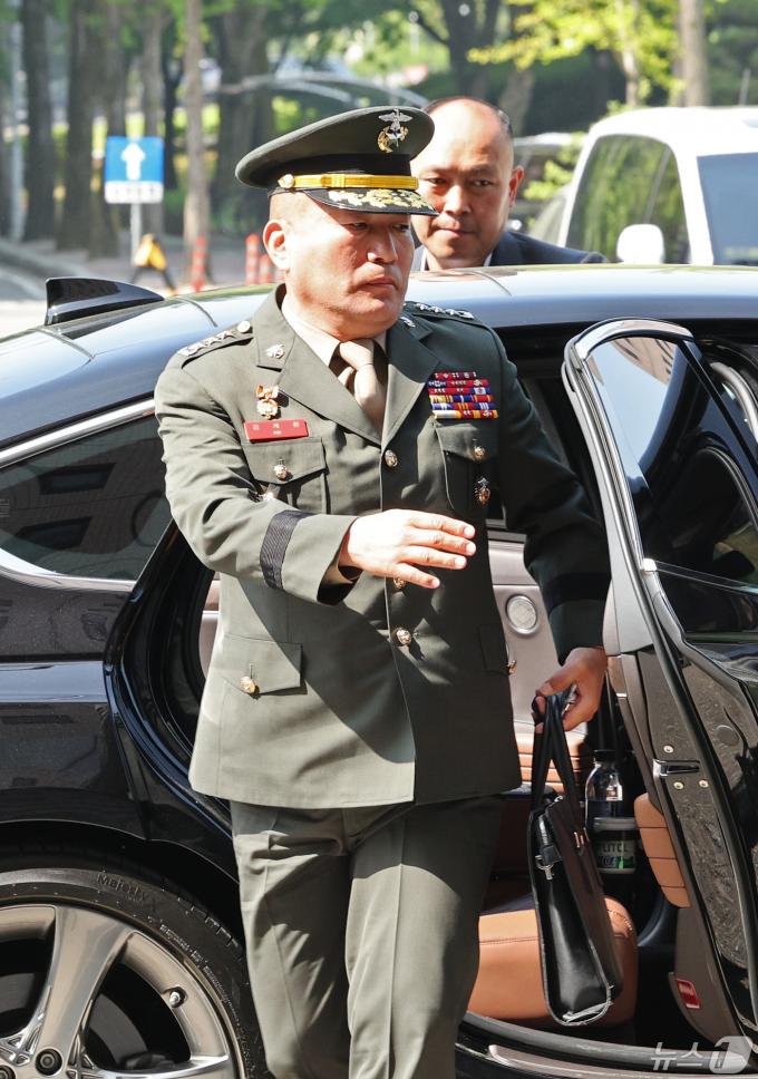 [사진] 공수처 조사위해 차에서 내리는 김계환 해병대사령관