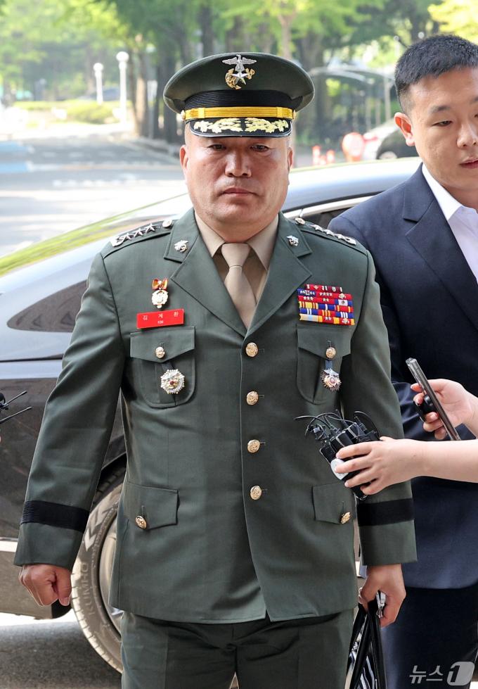 [사진] 공수처 소환 출석하는 김계환 해병대사령관