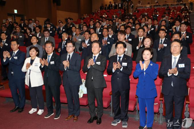 이재명 더불어민주당 대표와 박찬대 신임원내대표를 비롯한 제22대 국회의원 당선인들이 3일 국회 의원회관에서 열린 당선인 총회에서 채상병 특검법 즉각 수용 촉구 결의문을 채택을 마치고 박수를 치고 있다. (공동취재) 2024.5.3/뉴스1 ⓒ News1 임세영 기자