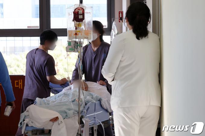 8일 서울의 한 종합병원에서 의료진이 이동하고 있다. 2024.3.8/뉴스1 ⓒ News1 이동해 기자