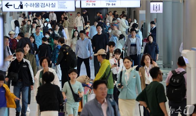 어린이날 연휴를 하루 앞둔 3일 오전 서울 강서구 김포공항 김포공항 국내선청사가 여행객들로 붐비고 있다. 2024.5.3/뉴스1 ⓒ News1 김진환 기자