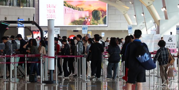어린이날 연휴를 하루 앞둔 3일 오전 서울 강서구 김포공항 김포공항 국내선청사가 여행객들로 붐비고 있다. 2024.5.3/뉴스1 ⓒ News1 김진환 기자