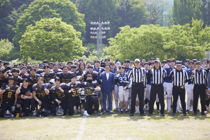 경기도는 4일 경기도인재개발원 운동장에서 김동연 경기도지사(앞줄 오른쪽으로부터 5번째)와 서울·경기 10개 대학팀 100여 명이 참석한 가운데 페어플레이를 다지며 ‘제1회 경기도지사배 대학미식축구 춘계선수권대회’ 개회식을 가졌다. / 사진제공=경기도