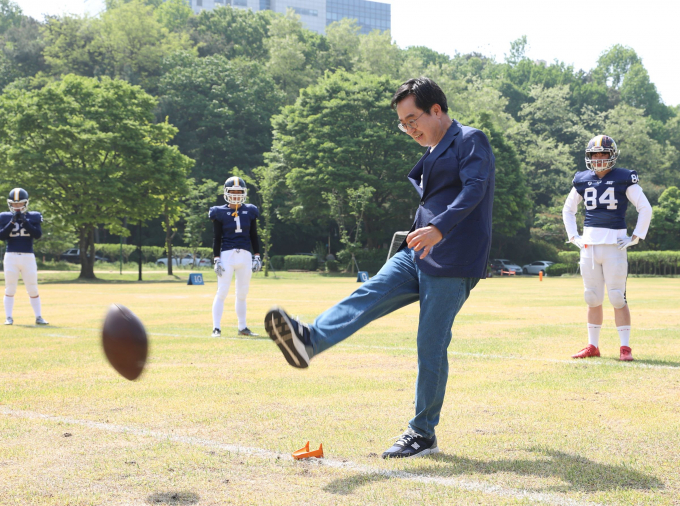  김동연 지사가  대회 시작을 알리는 시축을 하고 있다. 이어 한국외대와 단국대의 첫 경기가 열렸다. / 사진제공=경기  