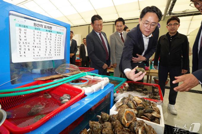 [사진] 서천특화시장 임시시장 찾은 김도형 해수부 장관