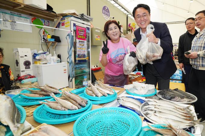 [사진] 서천특화시장 임시시장 찾은 해수부 장관