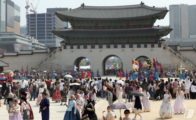 [사진] 관광객들로 가득 찬 경복궁