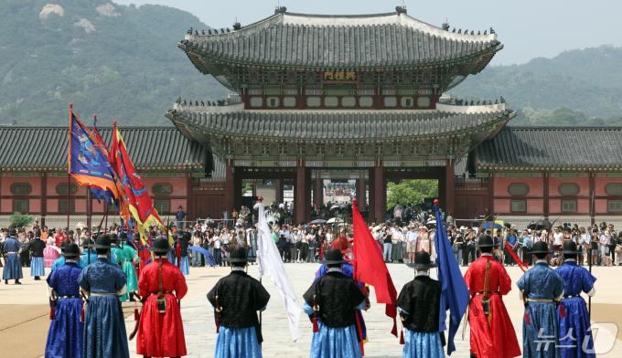 [사진] 경복궁 찾은 관광객들