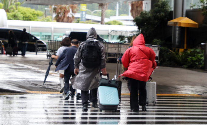 어린이날 연휴를 앞둔 지난해 5월4일 관광객들이 비를 맞으며 제주국제공항 횡단보도를 건너고 있다. 이 비는 오는 6일 오전까지 이어질 것으로 예상된다. /사진=뉴스1