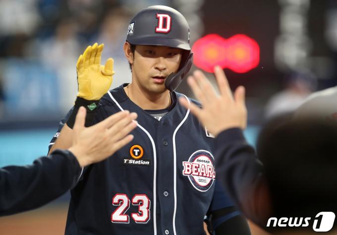 16일 오후 대구 삼성라이온즈파크에서 열린 프로야구 '2024 신한 SOL 뱅크 KBO리그' 두산 베어스와 삼성 라이온즈의 경기, 4회초 2사 1루 상황 두산 6번타자 강승호가 중월 2점홈런을 때린 뒤 동료들의 축하를 받고 있다. 2024.4.16/뉴스1 ⓒ News1 공정식 기자