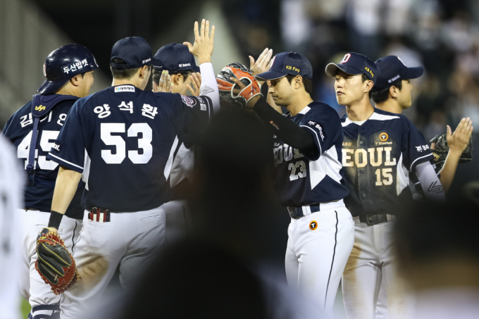 두산이 LG에 2연승을 거뒀다. 지난 3일 서울 송파구 잠실야구장에서 열린 프로야구 '2024 신한 SOL 뱅크 KBO리그' 두산 베어스와 LG 트윈스의 경기에서 6-4로 승리한 두산 선수들이 자축하고 있다 /사진=(서울=뉴스1) 유승관 기자