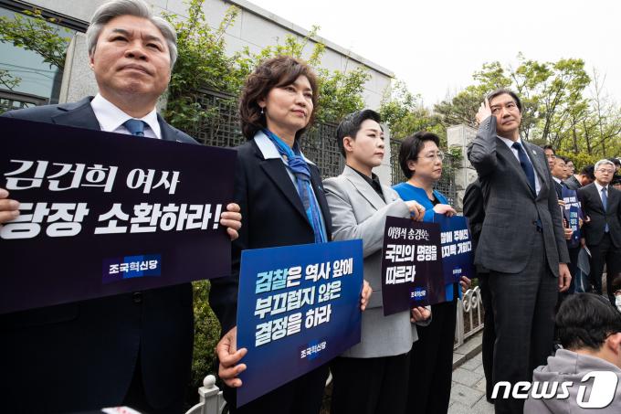 조국 조국혁신당 대표가 11일 오후 서울 서초구 대검찰청 앞에서 열린 '검찰독재 조기종식 기자회견'에서 취재진 질문에 답하고 있다. 제22대 국회의원 선거(4·10 총선)에서 비례대표 정당인 조국혁신당은 12석을 확보했다. 2024.4.11/뉴스1 ⓒ News1 유승관 기자