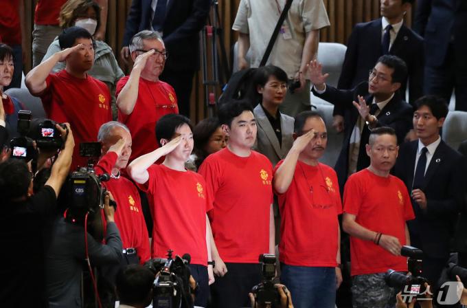 해병대 예비역연대 회원들이 2일 서울 여의도 국회에서 열린 제414회국회(임시회) 제1차 본회의에서 '채상병특검법'(순직 해병수사 방해 및 사건 은폐 등의 진상규명을 위한 특별검사의 임명 등에 관한 법률안)이 통과되자 경례를 하고 있다. 2024.5.2/뉴스1 ⓒ News1 임세영 기자